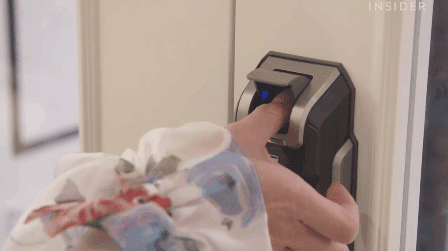 Căn phòng để đồ rộng bằng căn hộ với khóa vân tay, chứa 200 túi Hermes, 300 đôi giày và núi đồ hiệu xa xỉ của bà hoàng thời trang Singapore